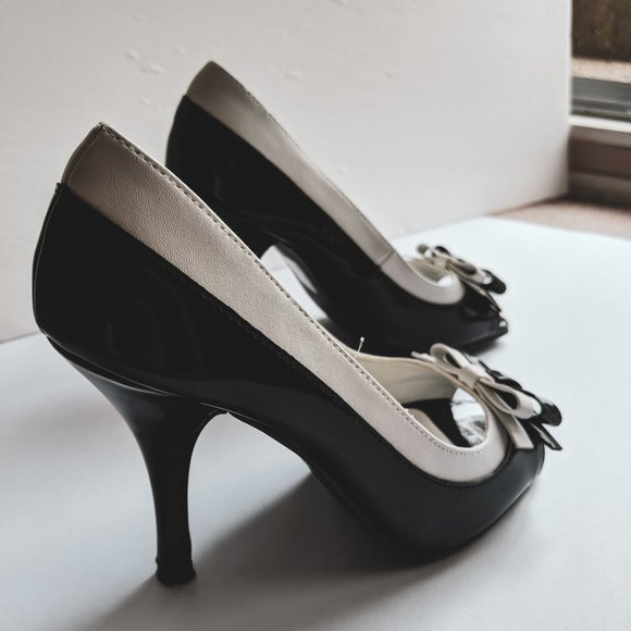 Black and White Bow Heels - Picture 3 of 3